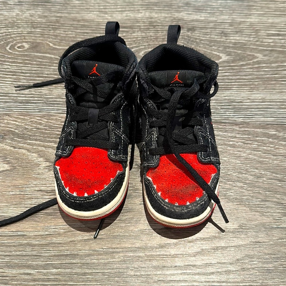 AIR JORDAN 1 MID SE “Siempre Familia (TD)", gently used toddler size 9